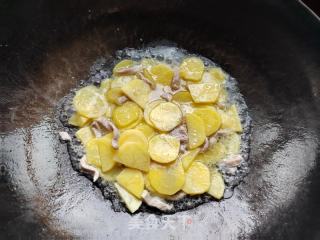 咸肉韭菜炒土豆的做法步骤：6