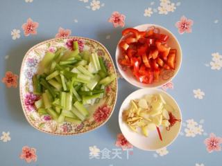 芹菜红椒炒花蛤蜊的做法步骤：2