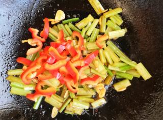 芹菜红椒炒花蛤蜊的做法步骤：7
