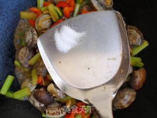 芹菜红椒炒花蛤蜊的做法步骤：9