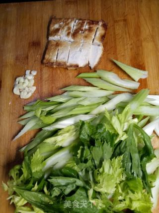 芹菜炒豆腐的做法步骤：1