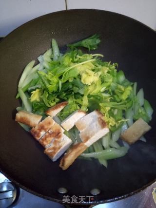 芹菜炒豆腐的做法步骤：3