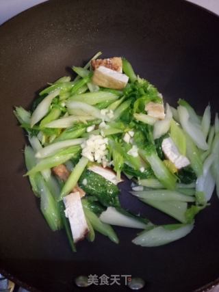 芹菜炒豆腐的做法步骤：4