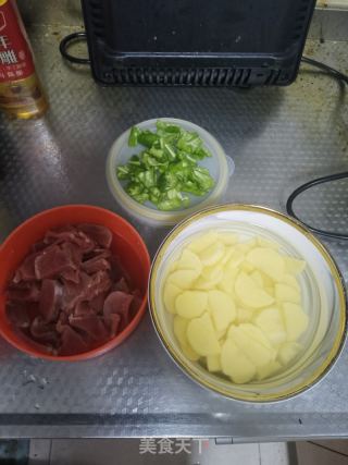 土豆辣椒炒肉片的做法步骤：1