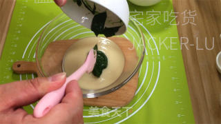 抹茶古早蛋糕，口感云朵般细腻，抹茶味清新而独特。的做法步骤：4