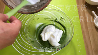 抹茶古早蛋糕，口感云朵般细腻，抹茶味清新而独特。的做法步骤：13