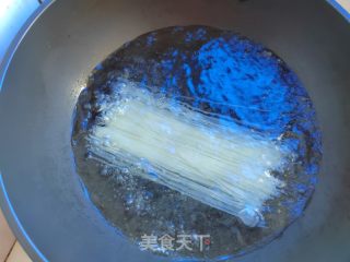 特色早餐之鲶鱼煮粉的做法步骤：2