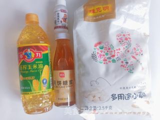咸蛋黄豆沙月饼的做法步骤：1