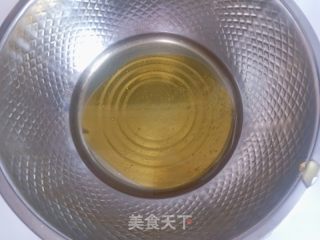 咸蛋黄豆沙月饼的做法步骤：2