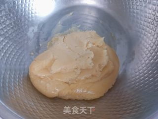 咸蛋黄豆沙月饼的做法步骤：4