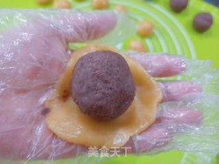咸蛋黄豆沙月饼的做法步骤：10