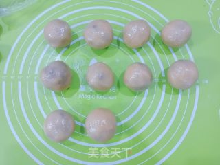咸蛋黄豆沙月饼的做法步骤：11