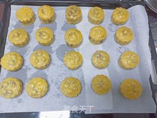 咸蛋黄豆沙月饼的做法步骤：15