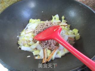 香干大白菜炒荞麦面的做法步骤：5