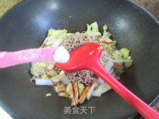 香干大白菜炒荞麦面的做法步骤：7