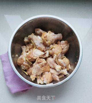 脆皮炸鸡翅根的做法步骤：2