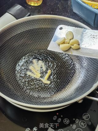 爆炒鱿鱼须的做法步骤：2