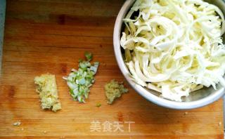 炒包菜的做法步骤：1