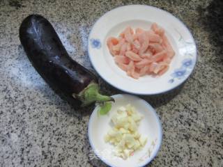 鸡胸肉炒茄子的做法步骤：1