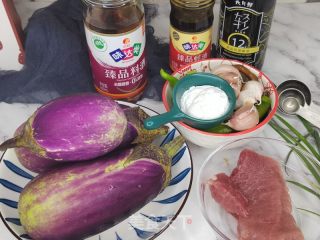 蒜蓉肉末茄子的做法步骤：1
