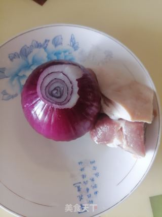 西芹洋葱炒肉丝的做法步骤：1