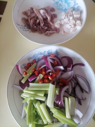 西芹洋葱炒肉丝的做法步骤：2