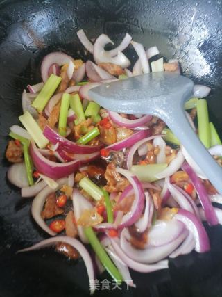 西芹洋葱炒肉丝的做法步骤：6