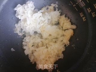 木瓜银耳汤的做法步骤：2