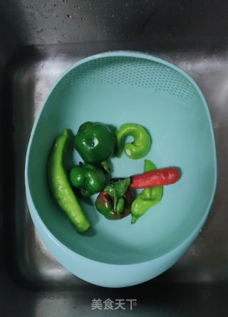 家常辣椒炒肉的做法步骤：1