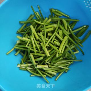 清炒红薯叶的做法步骤：2