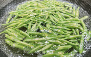 四季豆炒腊肉的做法步骤：5