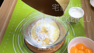 奶油夹心古早蛋糕，松软蛋糕，甜蜜奶油夹心，口感松软清新。的做法步骤：3