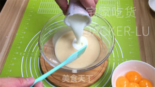 奶油夹心古早蛋糕，松软蛋糕，甜蜜奶油夹心，口感松软清新。的做法步骤：5