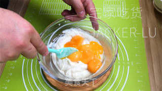 奶油夹心古早蛋糕，松软蛋糕，甜蜜奶油夹心，口感松软清新。的做法步骤：6