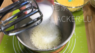 奶油夹心古早蛋糕，松软蛋糕，甜蜜奶油夹心，口感松软清新。的做法步骤：10