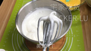 奶油夹心古早蛋糕，松软蛋糕，甜蜜奶油夹心，口感松软清新。的做法步骤：11