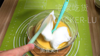奶油夹心古早蛋糕，松软蛋糕，甜蜜奶油夹心，口感松软清新。的做法步骤：12