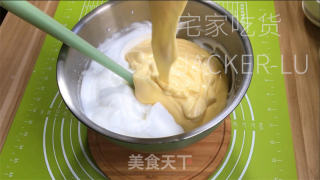 奶油夹心古早蛋糕，松软蛋糕，甜蜜奶油夹心，口感松软清新。的做法步骤：13