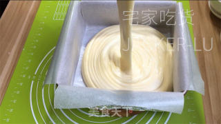 奶油夹心古早蛋糕，松软蛋糕，甜蜜奶油夹心，口感松软清新。的做法步骤：15