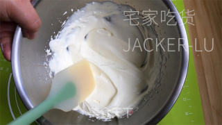 奶油夹心古早蛋糕，松软蛋糕，甜蜜奶油夹心，口感松软清新。的做法步骤：20
