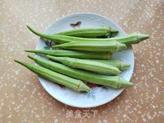 浇汁秋葵的做法步骤：1