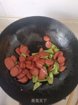 尖椒炒红肠的做法步骤：3