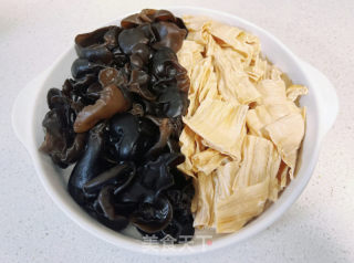 凉拌木耳黄瓜腐竹的做法步骤：2