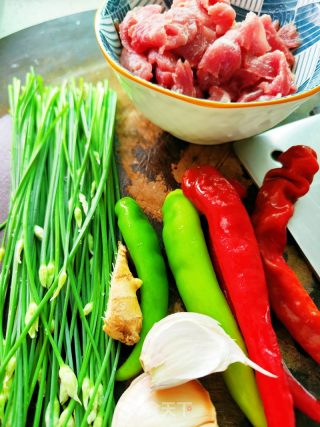 韭菜花炒牛肉的做法步骤：1