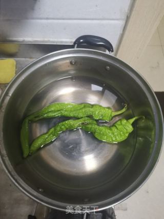 尖椒炒茄丁的做法步骤：1