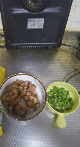 尖椒炒茄丁的做法步骤：2