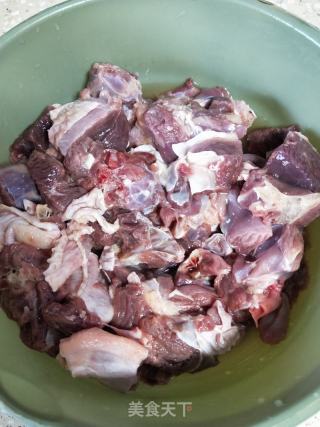 板栗焖鸭的做法步骤：1