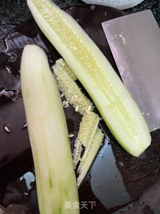黄瓜炒虾仁的做法步骤：2