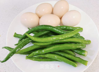 下饭神器～辣椒炒鸡蛋的做法步骤：1