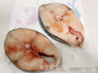 香煎马鲛鱼的做法步骤：1